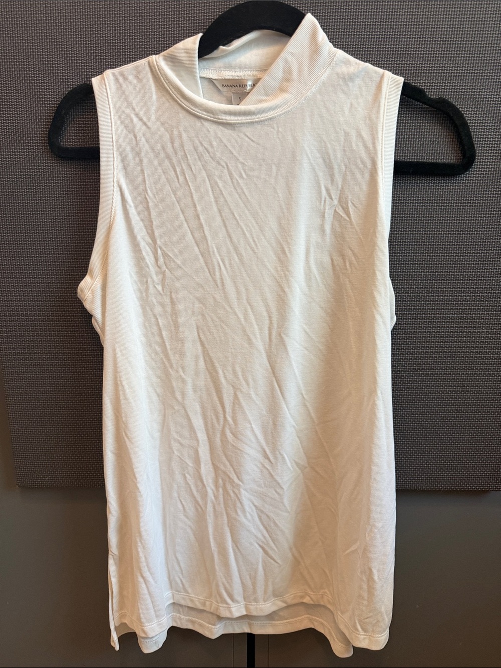 Banana Republic Cream Mock-Neck Sleeveless Tank